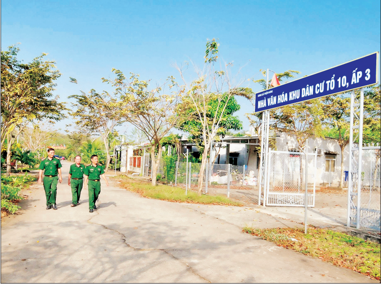 Члены партии на пограничном посту Тханьхоа (пограничная служба провинции Донгнай) собирают информацию в приграничных жилых районах через домохозяйства, за которые они отвечают. anh-man-hinh-2025-12-10-luc-011605.png