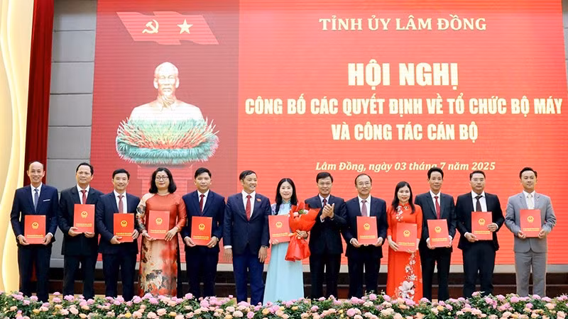 Lãnh đạo Ủy ban nhân dân tỉnh Lâm Đồng (mới) trao các Quyết định bổ nhiệm Giám đốc và Phó Giám đốc Sở Giáo dục và Đào tạo. Ảnh | MAI VĂN BẢO