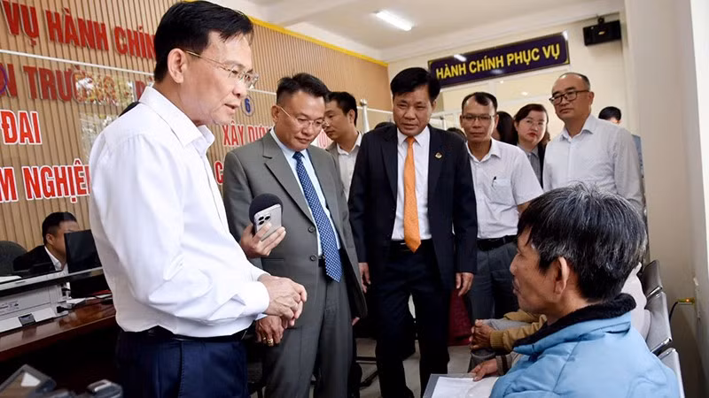 Chủ tịch UBND tỉnh Lâm Đồng (mới) Hồ Văn Mười trao đổi với người dân khi đến làm thủ tục hành chính tại phường Xuân Trường - Đà Lạt.