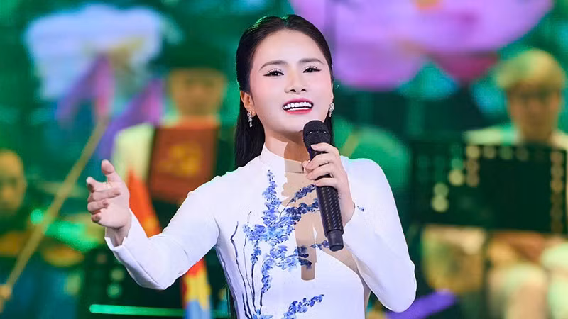 Ca sĩ Thành Lê.