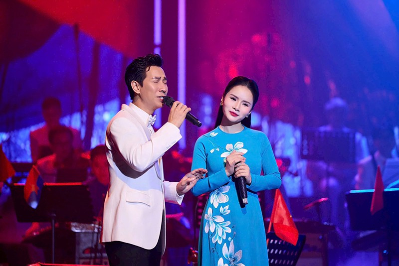 Ca sĩ Thành Lê song ca cùng ca sĩ Lê Anh Dũng. gen-h-ca-si-thanh-le-song-ca-cung-ca-si-le-anh-dung.jpg