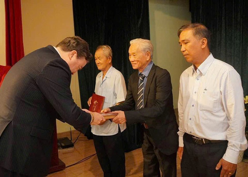 Nhà báo Nghiêm Sỹ Thái nhận lại cuốn nhật ký đã thất lạc gần 60 năm. nha-bao-nghiem-sy-thai-nhan-lai-cuon-nhat-ky-da-that-lac-gan-60-nam.jpg