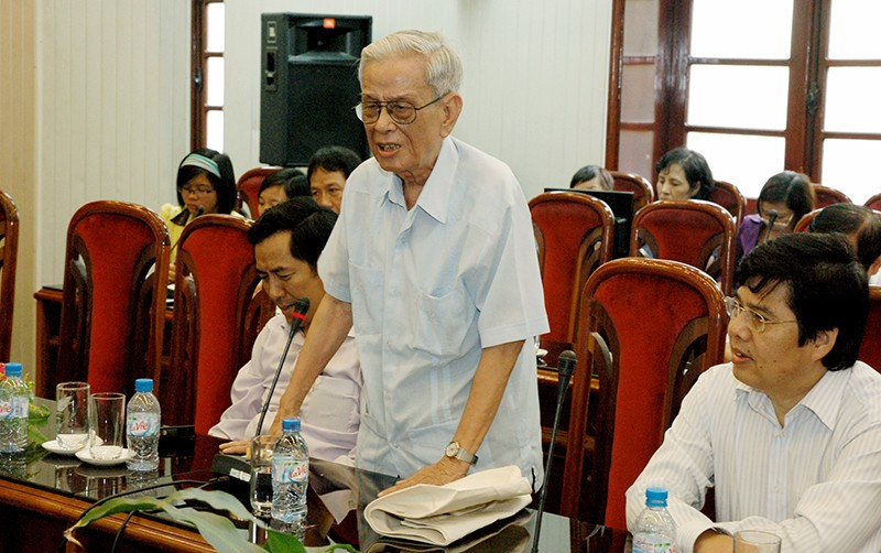 Nhà báo Hữu Thọ tại lễ sơ kết chín tháng ra báo Thời Nay. Ảnh | Hải Nam bac-huu-tho-tai-le-so-ket-chin-thang-ra-bao-thoi-nay-anh-hai-nam.jpg