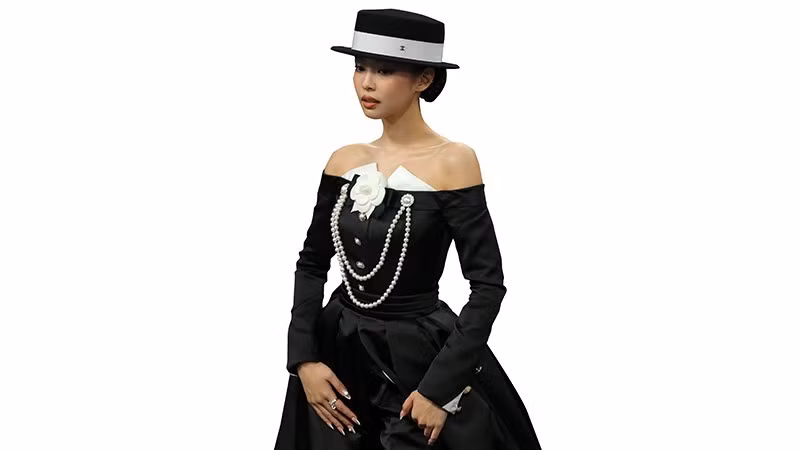 Jennie Kim thanh lịch trong thiết kế của Channel tại Met Gala 2025.