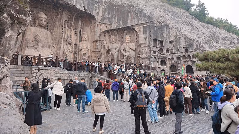 Long Môn Thạch quật là điểm đến không thể bỏ qua của du khách, khi đến với cố đô Lạc Dương. Ảnh | HOÀI NAM