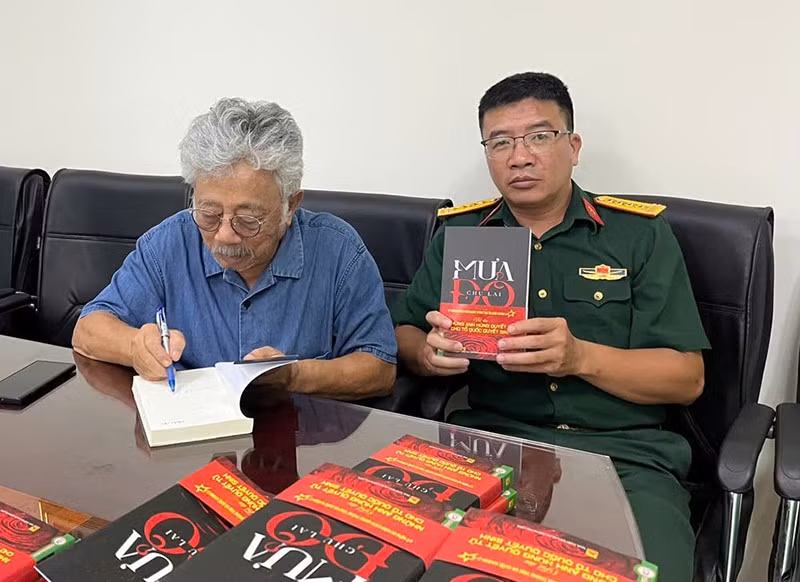nha-van-chu-lai-ky-sach-tang-ban-doc.jpg