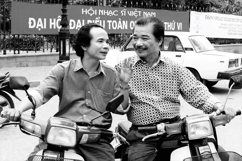 Nhà thơ, nhạc sĩ Nguyễn Trọng Tạo và ca sĩ Trần Hiếu. b856d98bbca00afe53b1.jpg