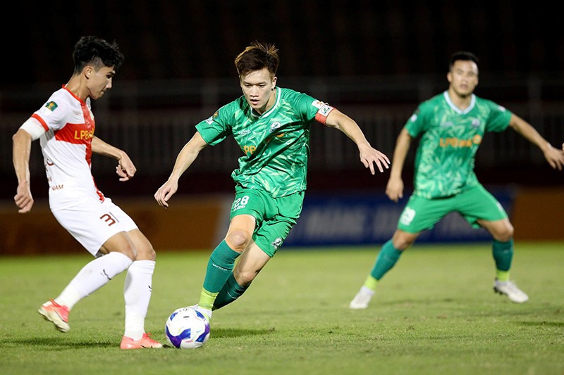 Hoàng Đức vẫn là điểm tựa vững chắc. Ảnh | VPF hoang-duc-van-la-diem-tua-vung-chac-cho-ninh-binh-fc-anh-vpf.jpg