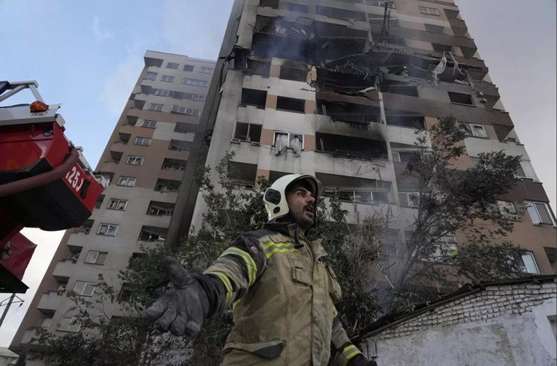 Một tòa nhà ở Tehran bị hư hại nặng sau đợt tấn công của Israel ngày 13/6. Ảnh | AP iran.jpg