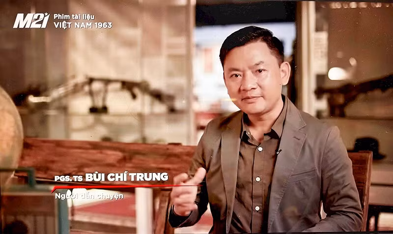 Đạo diễn Bùi Chí Trung trong vai trò người dẫn chuyện ở tác phẩm Việt Nam 1963 - Ai sẽ thắng ai?