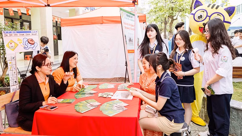 Ngày hội tư vấn hướng nghiệp và tuyển sinh năm 2026 tại Trường THCS Thái Thịnh (Hà Nội).