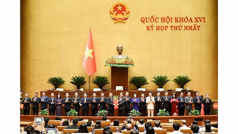 Chủ tịch Quốc hội Trần Thanh Mẫn tặng hoa chúc mừng các thành viên Chính phủ nhiệm kỳ 2026-2031. Ảnh | DUY LINH