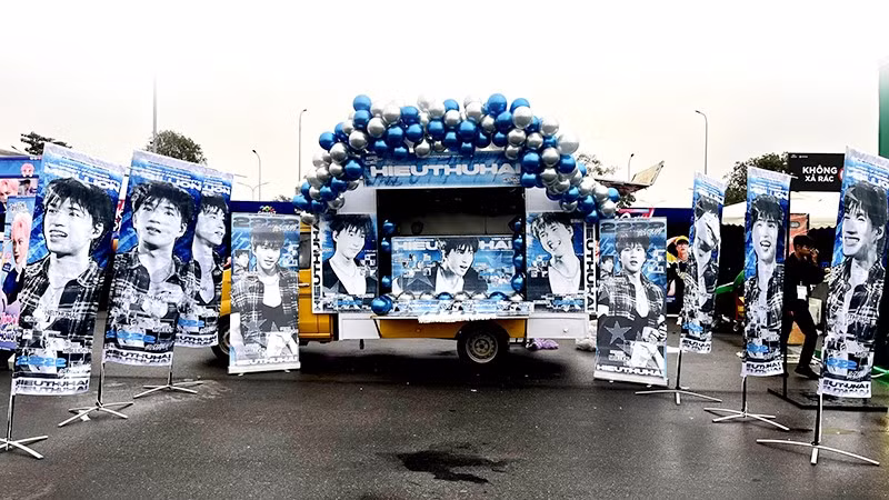 Booth Check-in mà fandom SUNDAYS dành tặng HIEUTHUHAI trước liveshow Genfest.