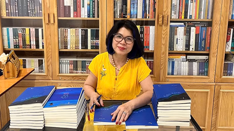 Nhà văn Như Bình.