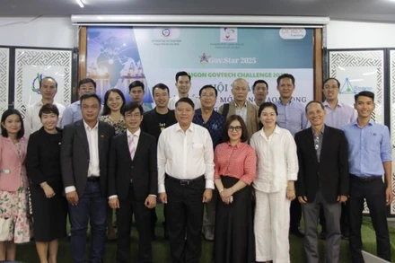 Các đại biểu, chuyên gia tham dự hội thảo chụp ảnh lưu niệm.