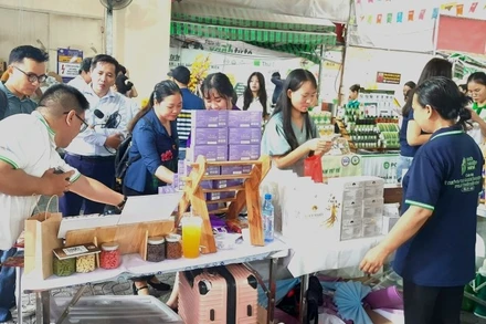 Nhiều người tiêu dùng đến với phiên chợ “Tết xanh-Quà Việt” Xuân Bính Ngọ 2026