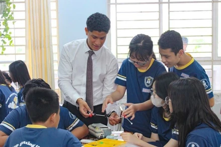 Giờ thực hành môn Khoa học của học sinh Thành phố Hồ Chí Minh theo học chương trình tiếng Anh tích hợp. (Ảnh: CTV)