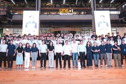 Các đại biểu chụp ảnh lưu niệm