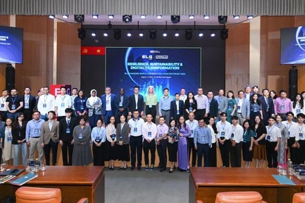 Các đại biểu tham dự hội thảo chụp ảnh lưu niệm.