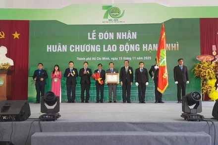 Trường đại học Nông lâm Thành phố Hồ Chí Minh đón nhận Huân chương Lao động hạng Nhì.