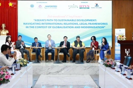 Các chuyên gia tham gia phiên thảo luận tại hội thảo.