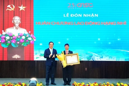 Ông Nguyễn Văn Được, Chủ tịch Ủy ban nhân dân Thành phố Hồ Chí Minh trao Huân chương lao động hạng Nhì cho ông Trần Hữu Dũng (bên phải ảnh).
