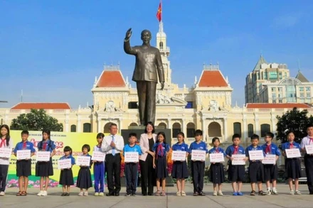 Ban tổ chức trao học bổng cho các gương điển hình trong học tập suốt đời.