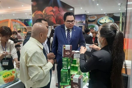 Nhà đầu tư nước ngoài tìm hiểu sản phẩm doanh nghiệp Thành phố Hồ Chí Minh được trưng bày tại Trung tâm Xúc tiến Thương mại và Đầu tư Thành phố Hồ Chí Minh