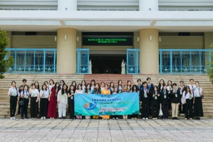 Sinh viên chụp ảnh lưu niệm.