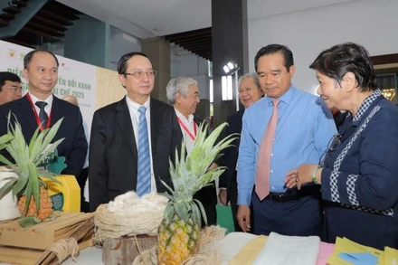 Các đại biểu tham quan các sản phẩm xanh được trưng bày tại Diễn đàn.