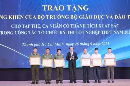 Bộ Giáo dục và Đào tạo trao tặng bằng khen cho tập thể, cá nhân có thành tích xuất sắc trong công tác tổ chức Kỳ thi trung học phổ thông năm 2025. 