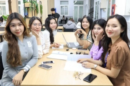 Sinh viên Trường đại học Luật Thành phố Hồ Chí Minh trao đổi học tập.