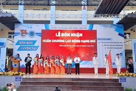 Đồng chí Nguyễn Văn Được, Chủ tịch Ủy ban nhân dân Thành phố Hồ Chí Minh trao Huân chương Lao động hạng Nhì của Chủ tịch nước cho tập thể Trường Trung học phổ thông Trần Phú.