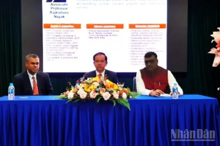 Các đại biểu chủ trì hội nghị.