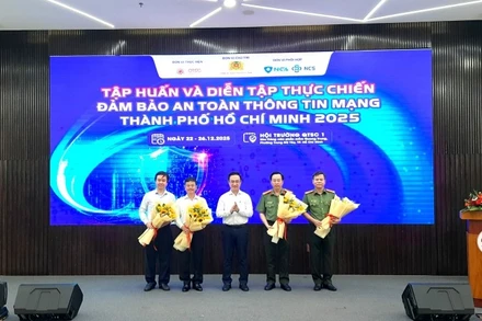 Ban tổ chức tặng hoa cho các đơn vị tham gia chương trình.