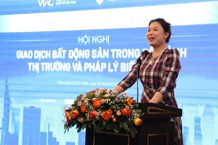 Bà Hồ Thị Quyên, Phó Giám đốc Trung tâm Xúc tiến Thương mại và Đầu tư Thành phố Hồ Chí Minh phát biểu tại hội nghị.