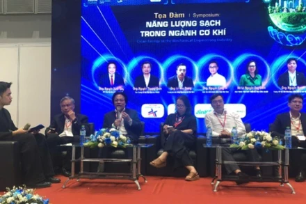 Các chuyên gia tham gia tọa tại Hội thảo "Năng lượng sạch trong ngành cơ khí".