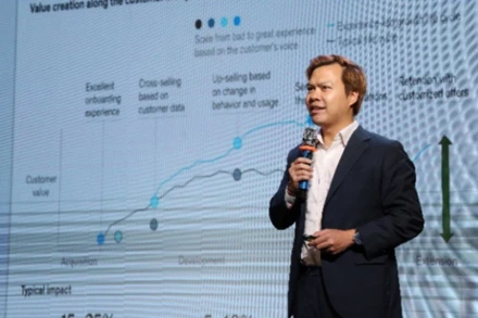 Chuyên gia trình bày tham luận tại hội thảo.