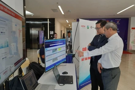 Đại biểu tìm hiểu các giải pháp chuyển đổi số được giới thiệu tại hội thảo chuyển đổi số ở Thành phố Hồ Chí Minh.