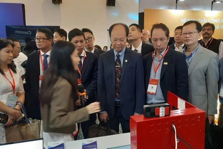 Các đại biểu tham quan các sản phẩm công nghệ được trưng bày tại Tech4Life 2025.