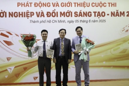 Lãnh đạo Trường đại học Kiến trúc Thành phố Hồ Chí Minh tặng quà lưu niệm cho các đơn vị đồng tổ chức.