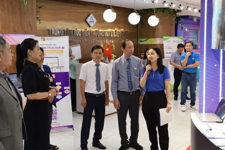 Các đại biểu tham quan các gian hàng trưng bày sản phẩm tại Tuần lễ kết nối giao thương.