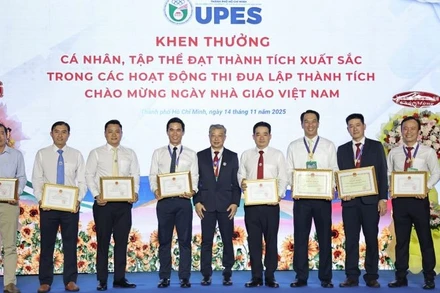 Trường đại học Sư phạm Thể dục thể thao Thành phố Hồ Chí Minh khen thưởng cho các tập thể, cá nhân có thành tích xuất sắc.