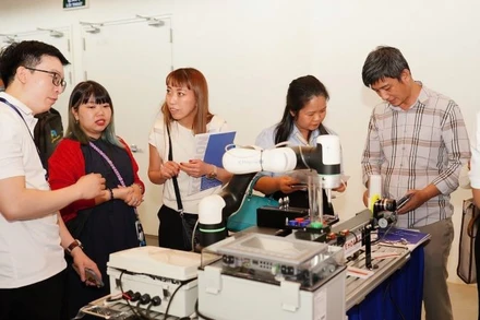 Các đại biểu tham quan các sản phẩm được trưng bày WISE HCMC+ 2025.