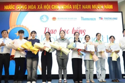 Trao học bổng “Nghị lực mùa thi” năm 2025 cho các tân sinh viên.