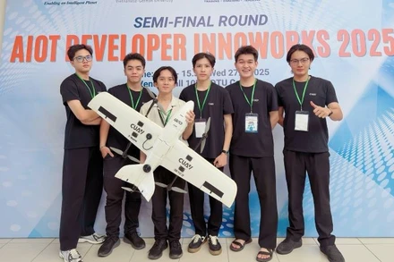 Các thành viên nhóm cùng sản phẩm tham gia Cuộc thi Phát triển Ứng dụng AIoT Developer InnoWorks 2025.