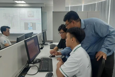Sinh viên Trường đại học Công nghệ thông tin đang học môn thiết kế vi mạch và phần cứng.