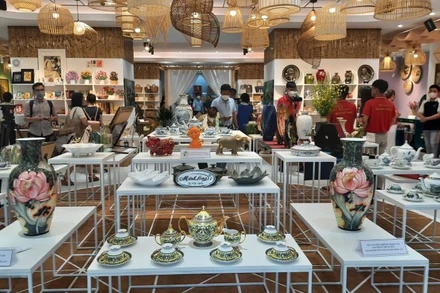 Các doanh nghiệp trưng bày sản phẩm thủ công mỹ nghệ tại Showroom Trung tâm Xúc tiến, Thương mại và Đầu tư Thành phố Hồ Chí Minh. 