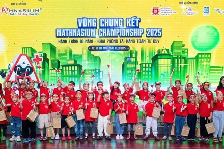 Các thí sinh đạt giải chụp ảnh lưu niệm.