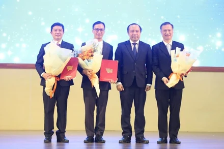 Phó GS, TS Vũ Hải Quân, Giám đốc Đại học Quốc gia Thành phố Hồ Chí Minh chúc mừng các nhân sự được bổ nhiệm.